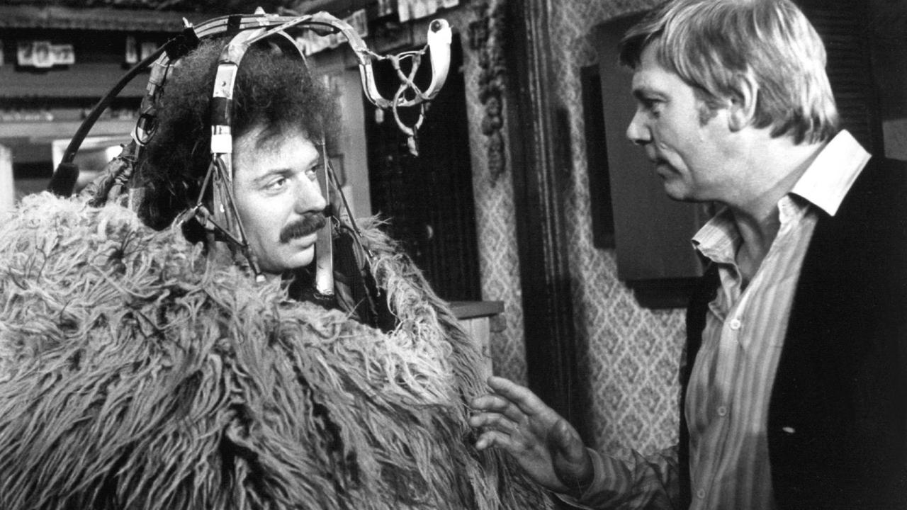 Der Schauspieler Uwe Friedrichsen (r) unterhält sich während der Dreharbeiten zu der deutschen Ausgabe der beliebten Vorschulserie Sesamstraße im Studio Hamburg des NDR mit Peter Röders, der in dem Kostüm des Zottelbärs Samson steckt.