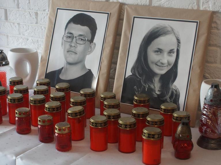 Fotos des ermordeten Journalisten Jan Kuciak und seiner Verlobten Martina Kusnirova stehen mit Kerzen auf einem Tisch