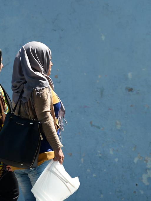 Zwei Frauen mit Kopftüchern gehen durch die Innenstadt von Sousse, Tunesien