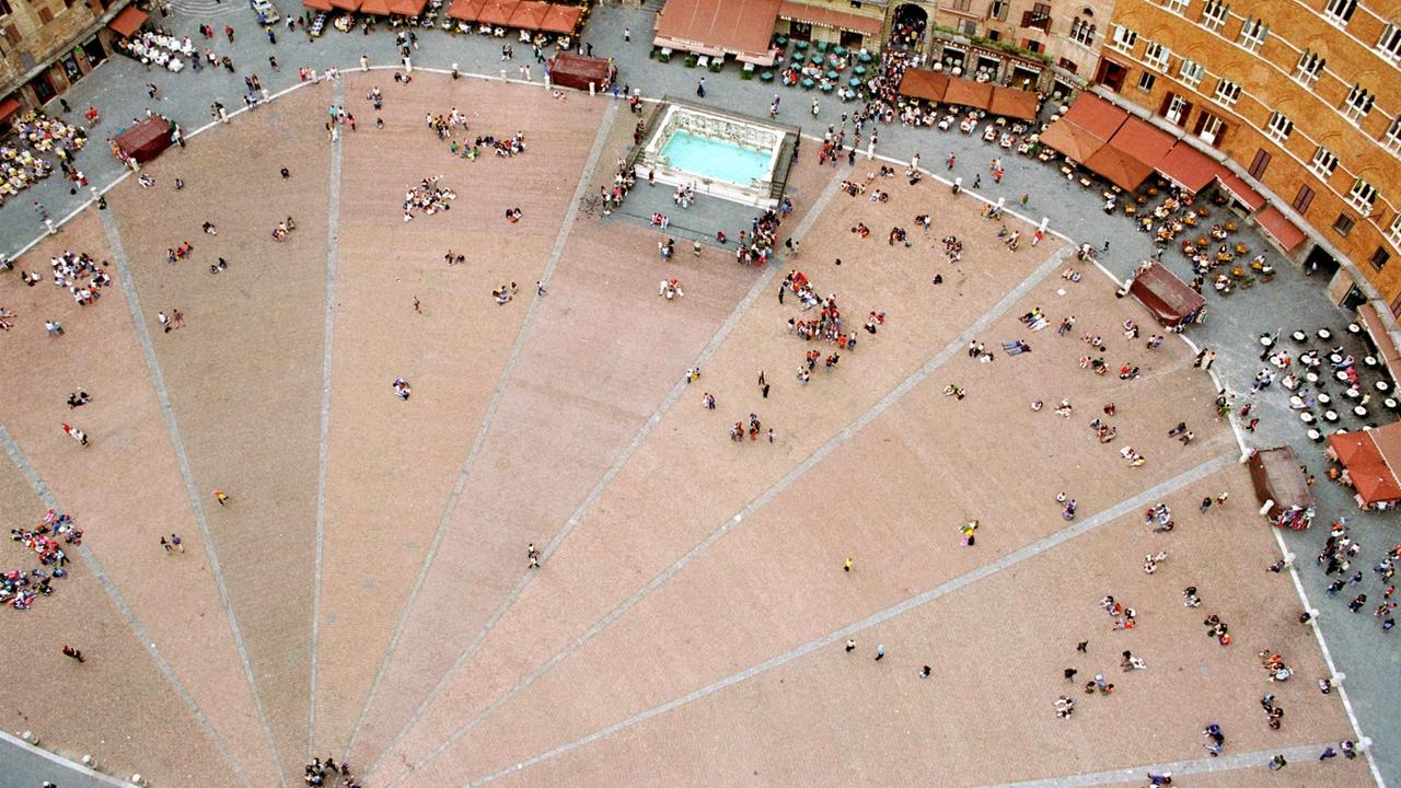 Blick auf die Piazza del Campo in Siena. Das historische Zentrum der Stadt wurde 1995 von der Unesco zum Weltkulturerbe erklärt. Aufnahme von 2005.
