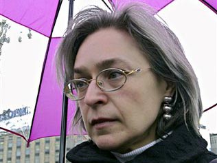 Die ermordete Journalistin Anna Politkowskaja bei einer Demonstration in Moskau gegen den Tschetschenienkrieg.