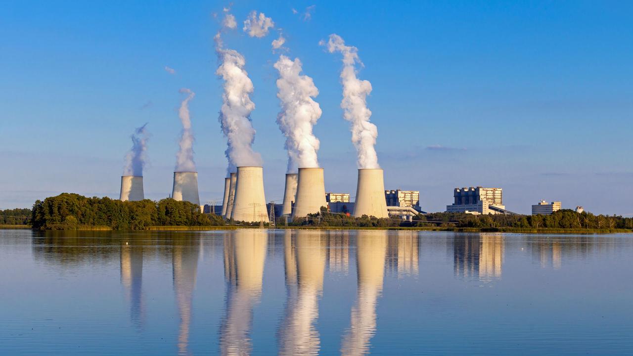  Das Vattenfall-Kraftwerk verfuegt ueber sechs 500 MW-Bloecke und hat eine Gesamtleistung von 3000 Megawatt. Im Kraftwerk Jaenschwalde, dem groessten Braunkohlekaftwerk Deutschlands, wird Kohle aus den Lausitzer Braunkohletagebauen verstromt.