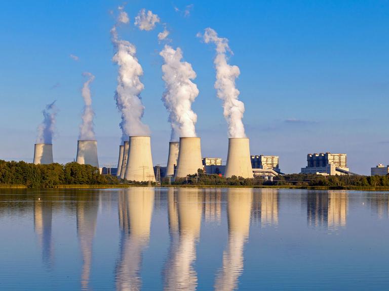 Das größe Braunkohlekraftwerk Deutschlands in Jaenschwalde in der Lausitz
