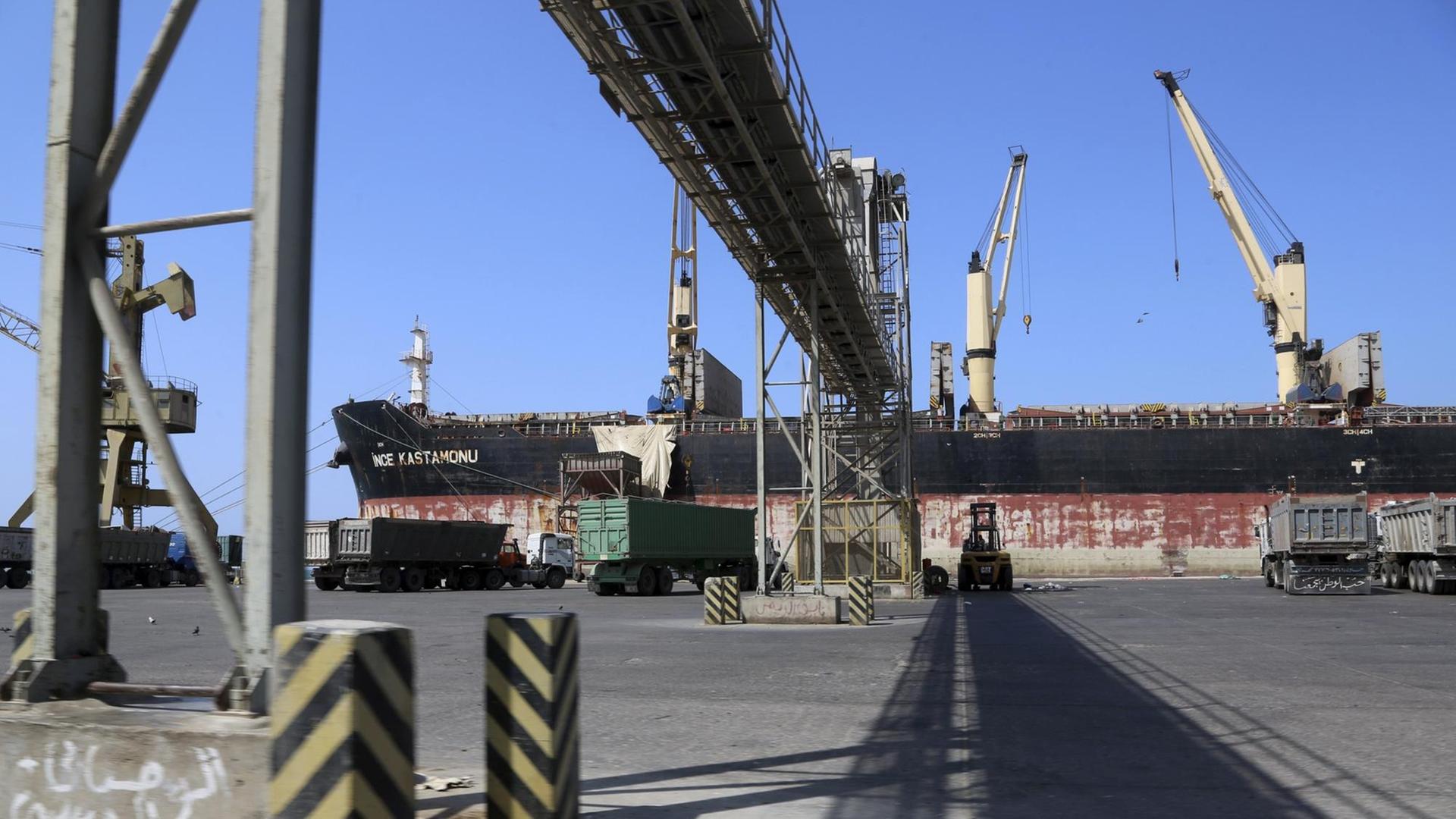 Im Hafen der jemenitischen Stadt Hodeida liegt ein Schiff. Im Vordergrund ein Trägergerüst. Im Hafen der jemenitischen Stadt Hodeida liegt ein Schiff. Im Vordergrund ein Trägergerüst.