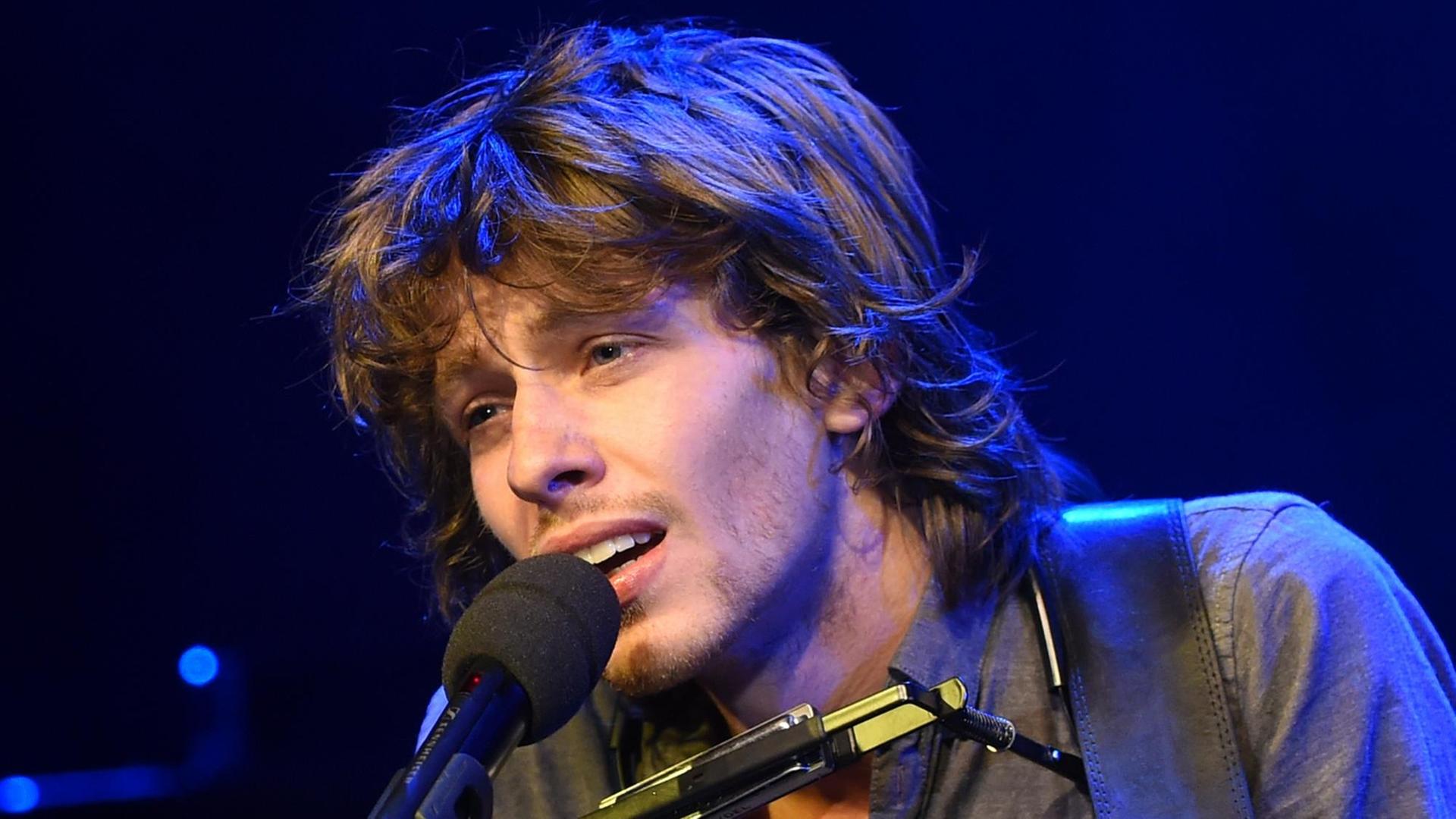 Max Prosa steht am 24.05.2016 im Wintergarten-Varieté in Berlin beim Tribute-Konzert zum 75. Geburtstag von US-Sänger Bob Dylan auf der Bühne.