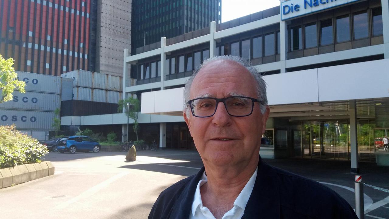 Peter Senger steht am ehemaligen Sitz der Deutschen Welle in Köln. Von dem Hochhaus aus, das bald abgerissen werden soll, hat er über Jahrzehnte für die Verbreitung des Programms gearbeitet, zuletzt als Verantwortlicher für die Sendetechnik des Auslandsrundfunks.