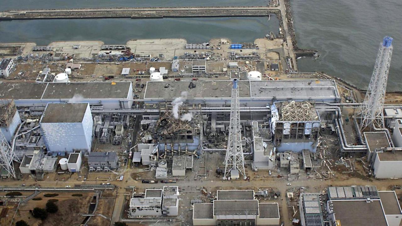 Luftaufnahme einer unbemannten Drohne am 20. März 2011: Aus den zerstörten Reaktoreinheiten steigt Rauch auf 