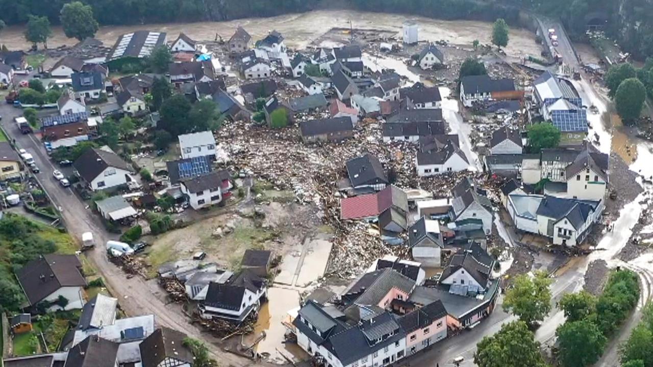 Die mit einer Drohne gefertigte Aufnahme zeigt die Verwüstungen die das Hochwasser der Ahr in dem Eifel-Ort angerichtet hat. In Schuld bei Adenau waren den Angaben zufolge in der Nacht zum Donnerstag sechs Häuser eingestürzt. Derzeit würden dort knapp 70 Menschen vermisst.