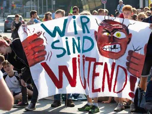 Ein Banner mit dem Schriftzug "Wir sind wütend", auf der Fridays for Future Demonstration in Dortmund.