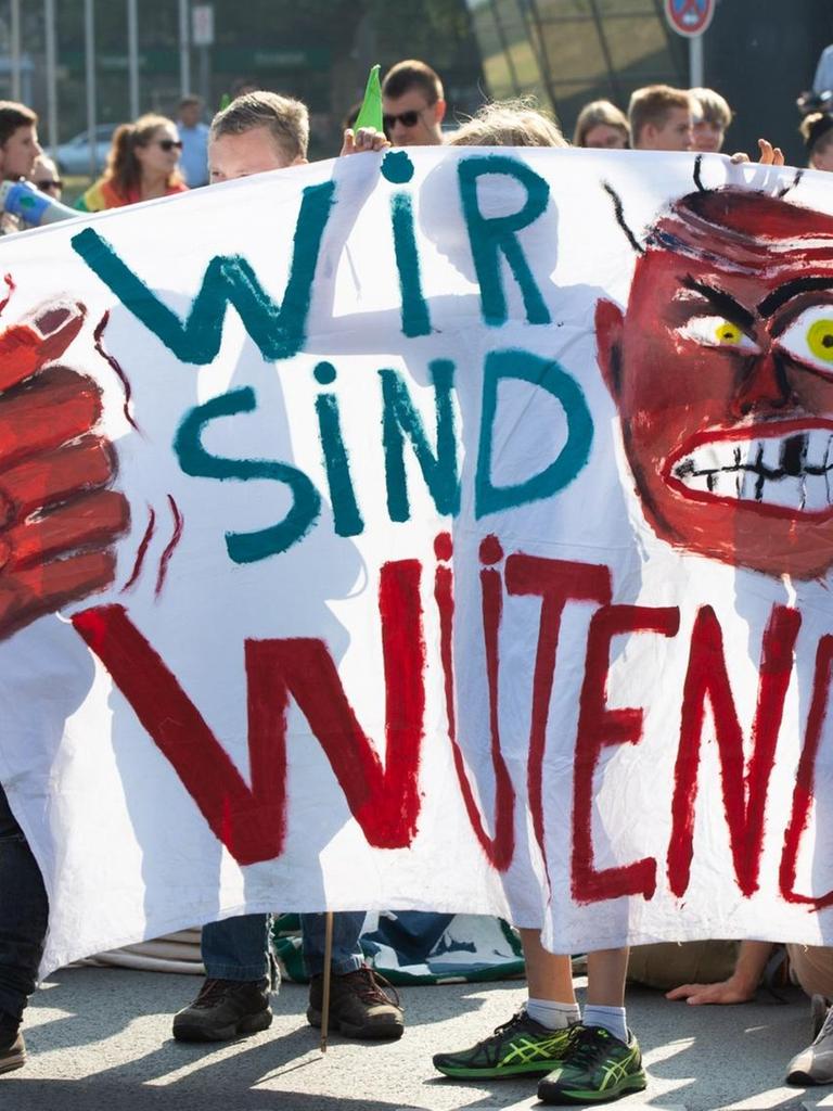 Ein Banner mit dem Schriftzug "Wir sind wütend", auf der Fridays for Future Demonstration in Dortmund.
