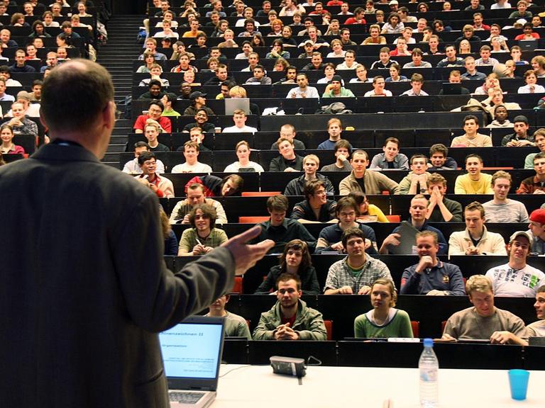 Studenten an der Rheinisch-Westfälischen Technischen Hochschule (RWTH) Aachen verfolgen am Mittwoch (12.04.2006) eine Vorlesung im Fach Maschinenbau. Die Deutsche Forschungsgemeinschaft und der Wissenschaftsrat haben im Rahmen der Exzellenzinitiative die RWTH Aachen auf ihre Liste der Elite-Unive.