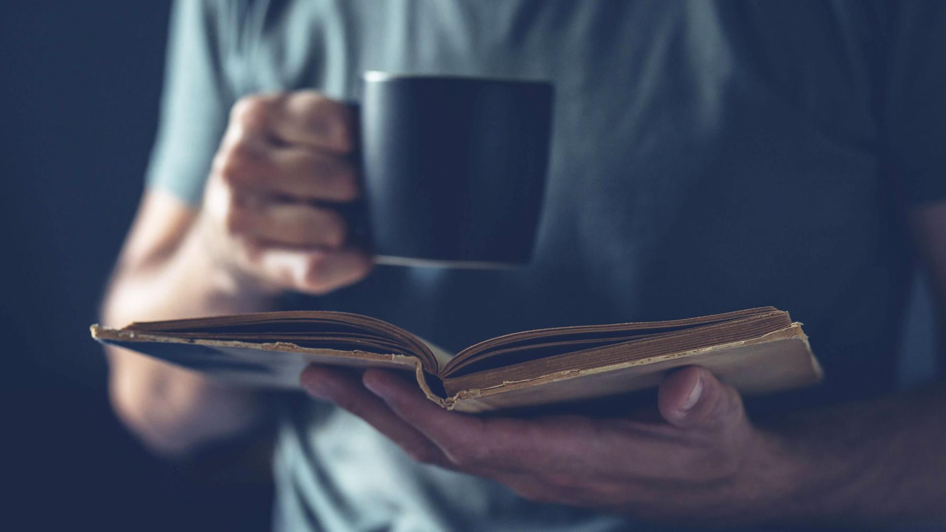Eine Mann liest ein Buch.