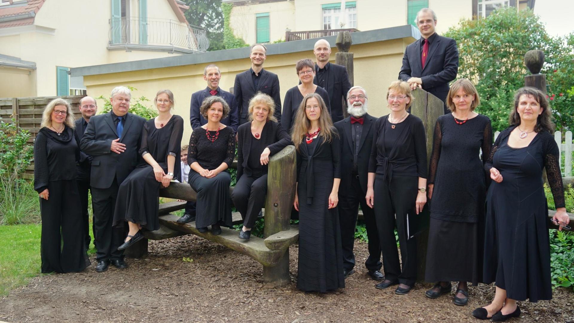 Ein Gruppenbild des Chores in schwarzer, festlicher Kleidung.