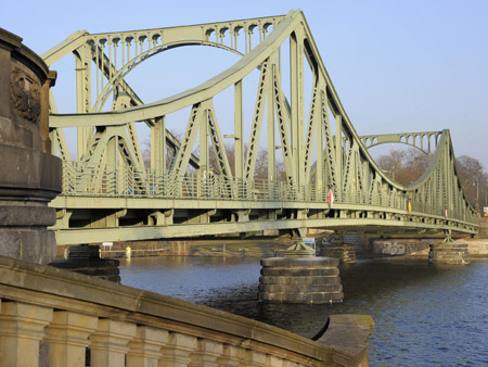 Die Glienicker Brücke zwischen Berlin und Potsdam (Aufnahme vom 16.02.2011).