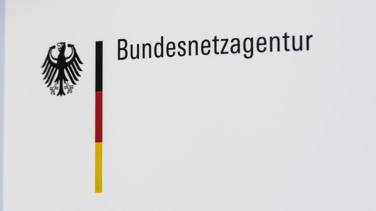 Das Logo der Bundesnetzagentur ist am 13.06.2017 bei der Südlink Antragskonferenz in Hannover (Niedersachsen) auf einem Banner zu sehen. Foto: /dpa | Verwendung weltweit