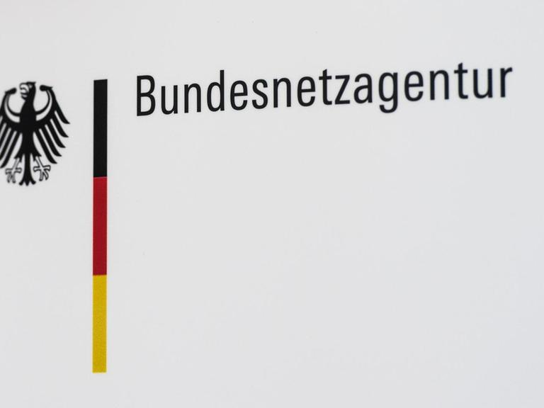 Das Logo der Bundesnetzagentur ist am 13.06.2017 bei der Südlink Antragskonferenz in Hannover (Niedersachsen) auf einem Banner zu sehen. Foto: /dpa | Verwendung weltweit