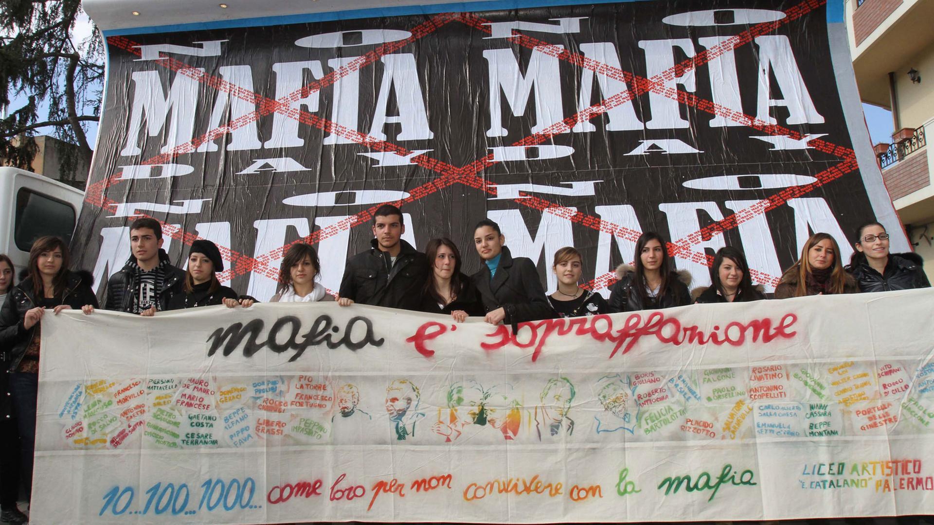 Junge Menschen in Kalabrien demonstrieren gegen die Mafia unter dem Motto: "No Mafia Day"