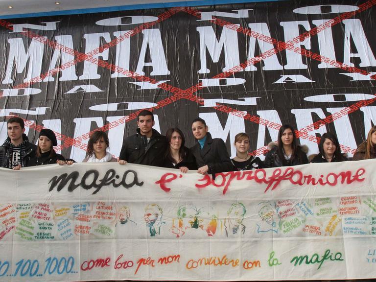 Junge Menschen in Kalabrien demonstrieren gegen die Mafia unter dem Motto: "No Mafia Day"