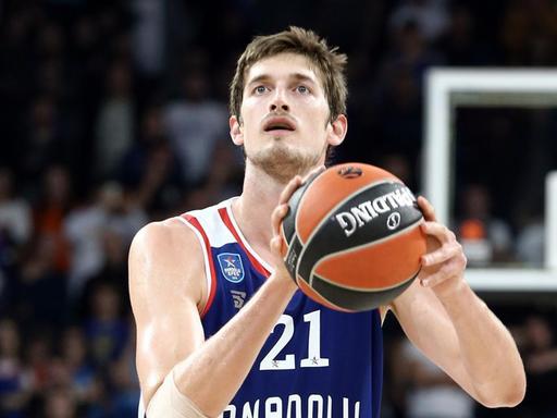 Tibor Pleiß in Aktion für Anadolu Efes.