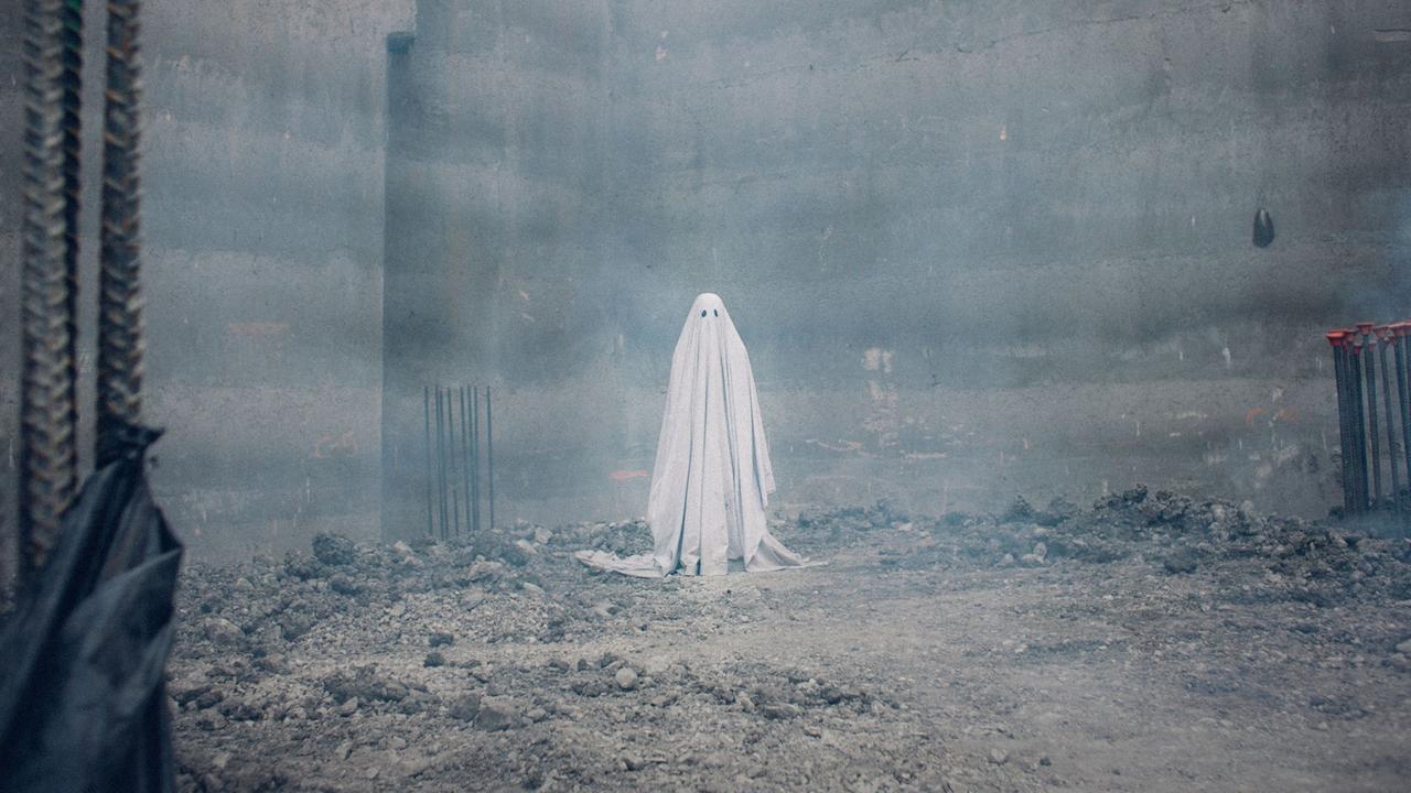 Szene aus dem US-amerikanischen Spielfilm "A Ghost Story" mit dem Schauspieler Casey Affleck aus dem Jahr 2017 Szene aus dem US-amerikanischen Spielfilm "A Ghost Story" mit dem Schauspieler Casey Affleck aus dem Jahr 2017