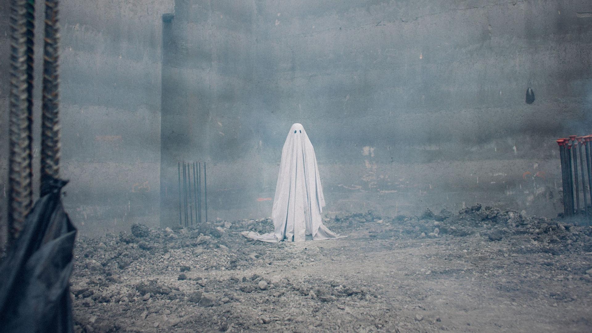 Figur mit Bettlaken und Schlitzen für die Augen als Gespenst. Der Schauspieler Casey Affleck in dem US-amerikanischen Spielfilm "A Ghost Story" aus dem Jahr 2017