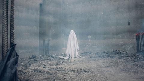 Szene aus dem US-amerikanischen Spielfilm "A Ghost Story" mit dem Schauspieler Casey Affleck aus dem Jahr 2017