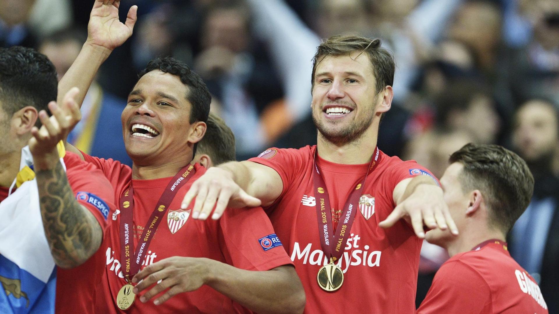 Die Tor-Schützen Bacca und Krychowiak jubeln