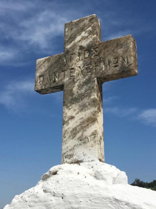Ein Kreuz auf der griechischen Insel Kreta, die griechische Inschrift weist auf den Heiligen Pantaleon