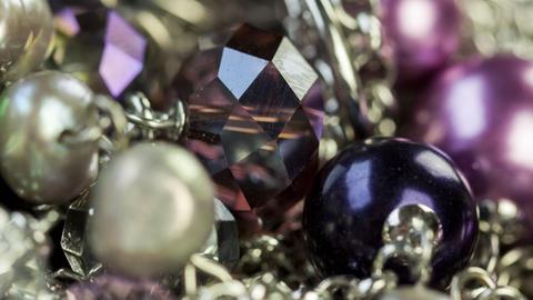 Modeschmuck mit farbigen Perlen als Nahaufnahme