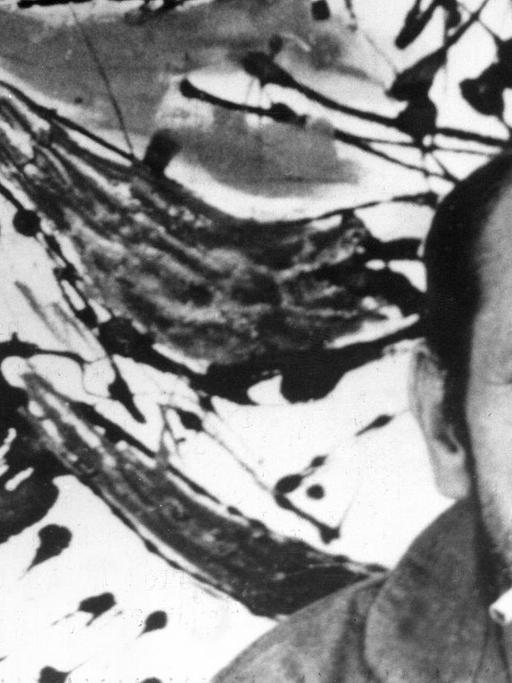 Jackson Pollock vor seinem Werk "Self Portrait". Jackson Pollock gehörte zu den wichtigsten Malern des 20. Jahrhunderts und etablierte eine eigenständige amerikanische Kunst.