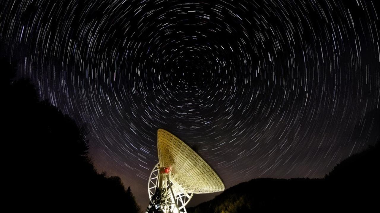Lang belichtete Aufnahme des Sternenhimmels über dem Teleskop im himmlischen Tal in der Eifel
