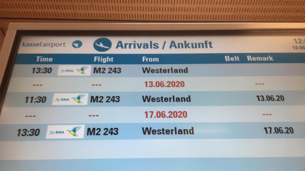 Ein Display zeigt Flüge an aus Westerland auf Sylt, die mit vier Tagen Abstand auf dem Flughafen Kassel-Calden landen. 