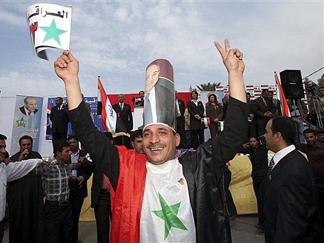 Ein Anhänger des ehemaligen irakischen Premierminister Ayad Allawi tanzt auf einer Wahlkampfveranstaltung in Bagdad.