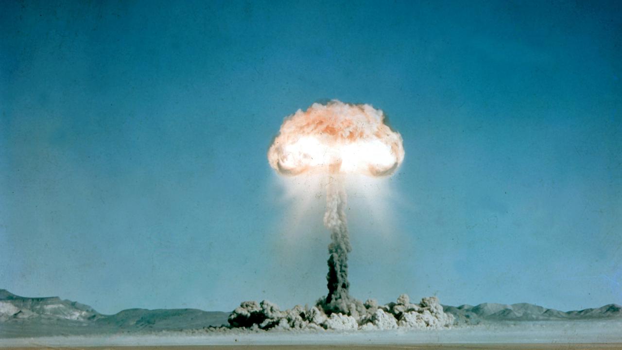 Ein Atompilz steigt nach der Explosion einer Atombombe über dem Testgelände in der Wüste von Nevada auf. 