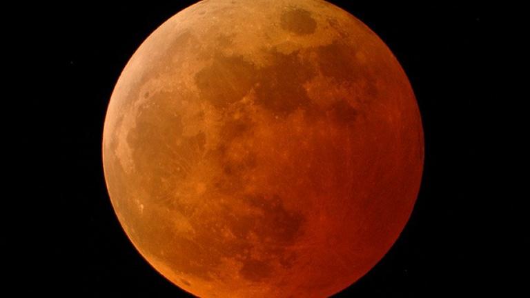 Zu einer totalen Mondfinsternis kommt es erst wieder im Mai 2021; allerdings ist die von Europa aus nicht zu sehen