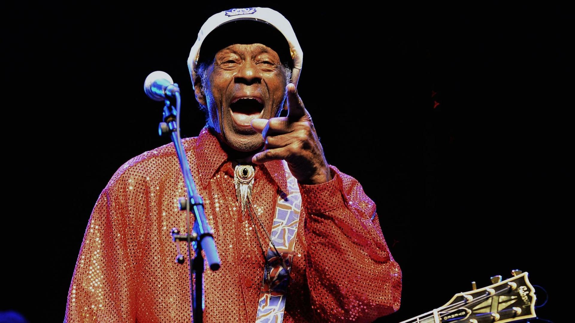 Schelmisch bis ins hohe Alter - der inzwischen verstorbene Chuck Berry bei einem Konzert 2013