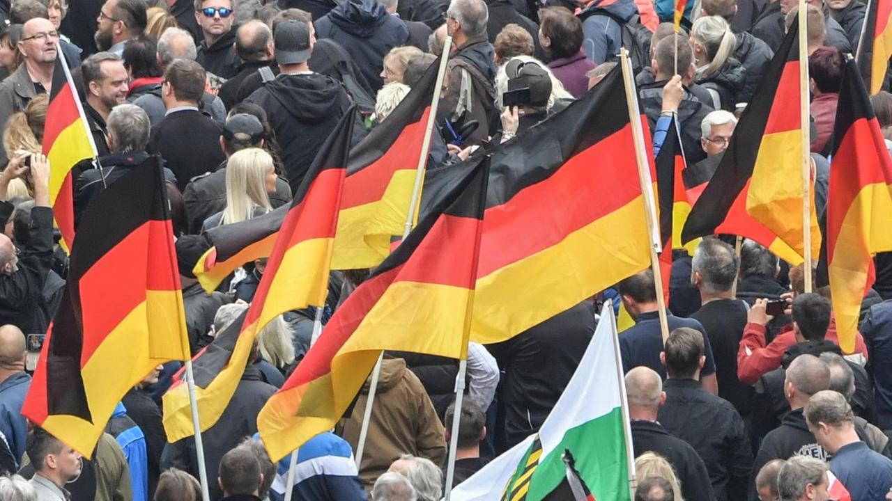 Teilnehmer der Kundgebung der rechten Gruppe Pro Chemnitz marschieren gemeinsam mit den Teilnehmern der Demonstration von AfD und Pegida durch Chemnitz.