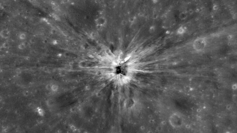 Der Einschlag der 3. Stufe der Apollo-13-Mission hinterließ einen rund 30 Meter großen Krater auf dem Mond