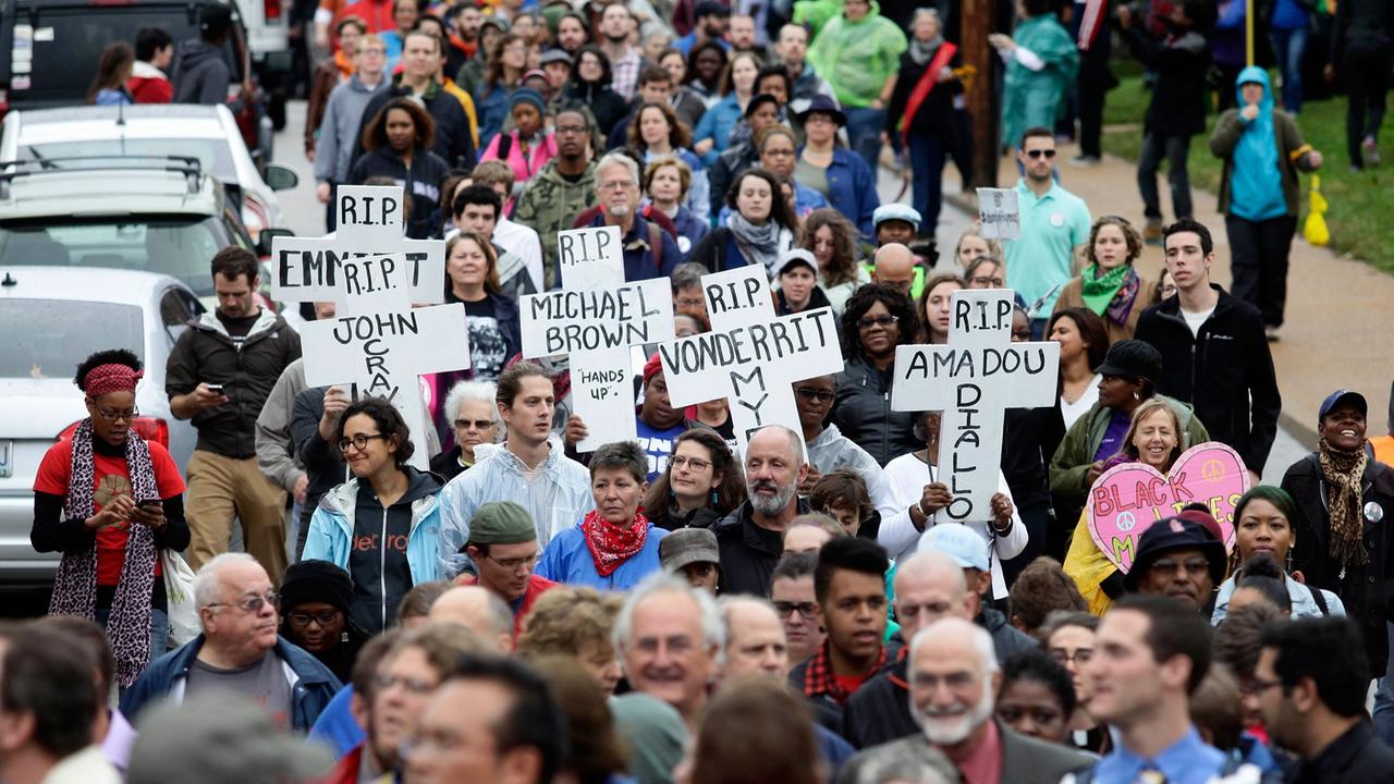 Protestmarsch in Gedenken an den erschossenen Michael Brown in Ferguson/ Missouri am 13. Oktober 2014.
