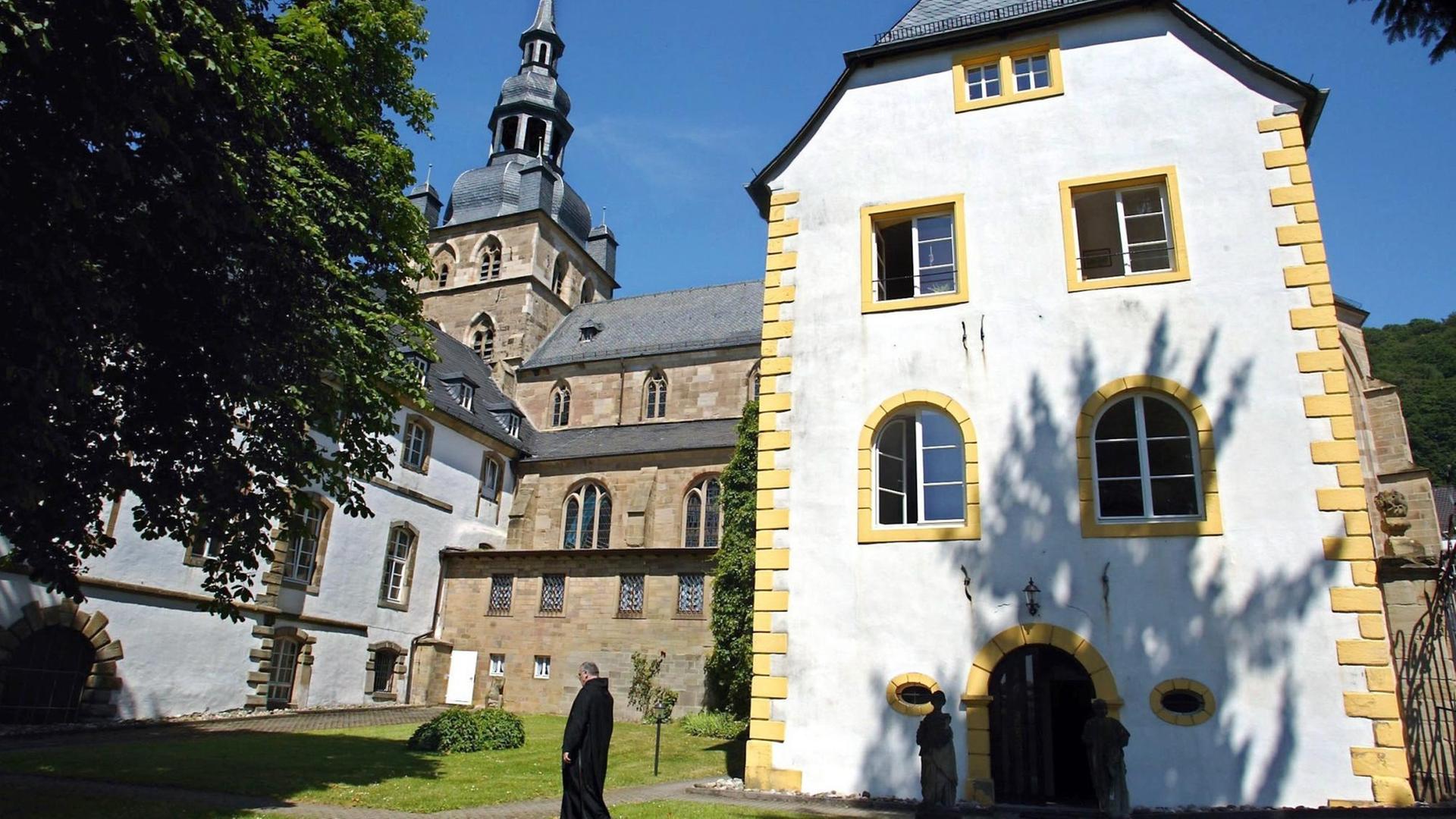 Ein Benediktinermönch geht am 27.6.2002 durch den Garten der der Abtei Tholey.