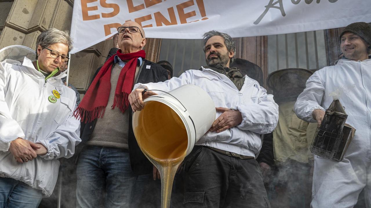 Imker Sebastian Seusing schüttet vor dem Landwirtschaftsministerium Glyphosat-belasteten Honig auf die Treppe.