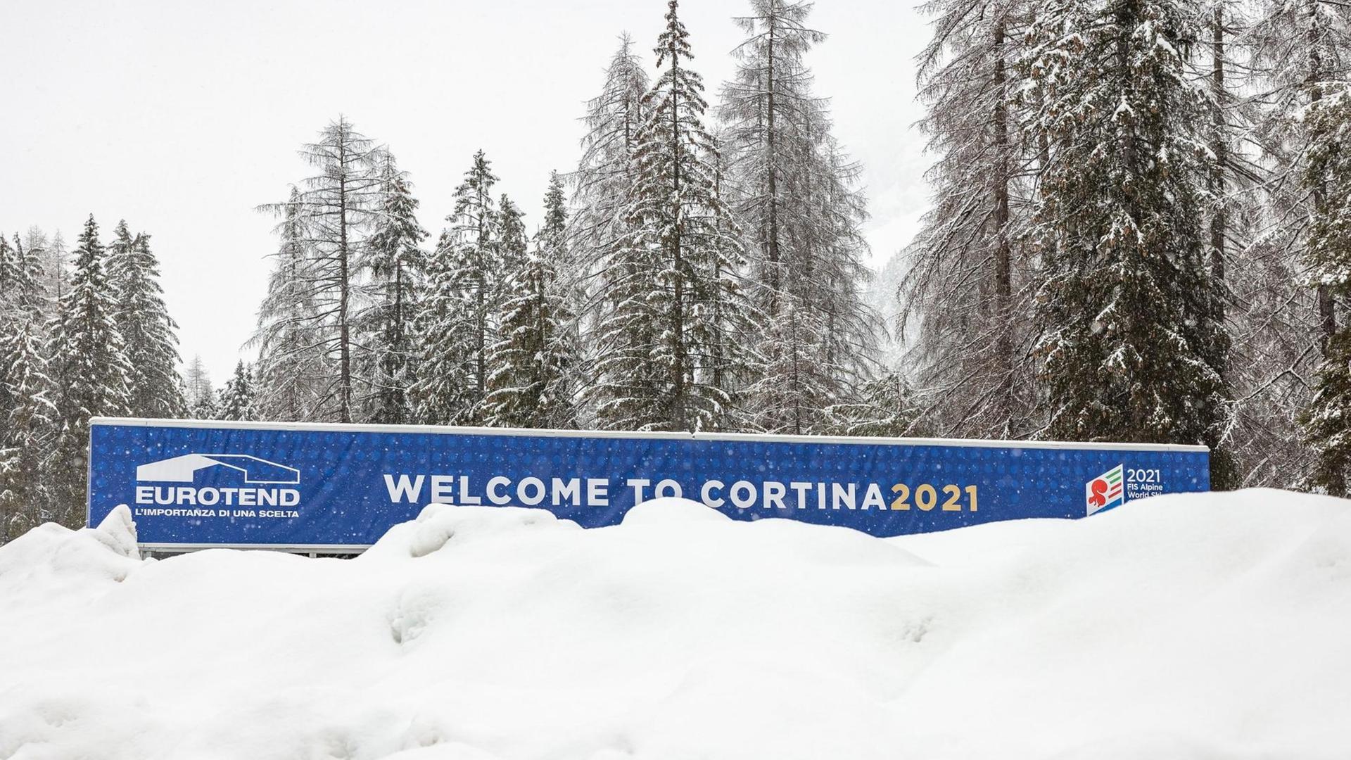 Cortina d'Ampezzo: Ski alpin: «Willkommen in Cortina» steht auf dem Dach des Corona-Testbereiches.