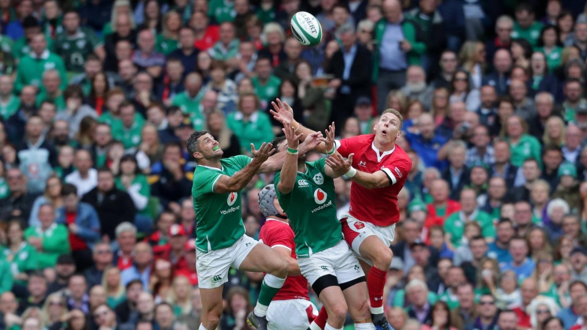 Spielszene beim Rugby: Irland gegen Wales. Mehrere Spieler springen dem Ball entgegen, der herunterfällt.