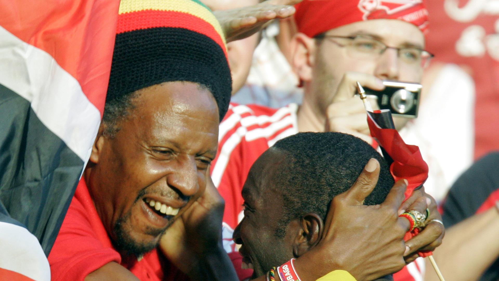 Dwight Yorke von Trinidad und Tobego feiert den Sieg in einem Fußballspiel.
