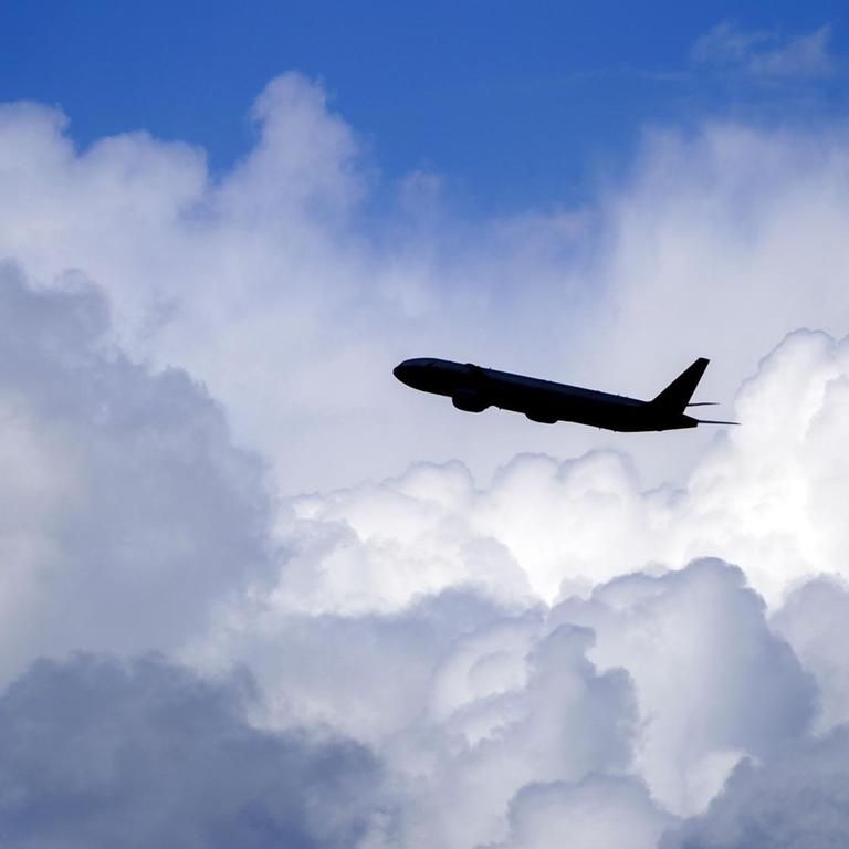 Ein Flugzeug kurz nach dem Start vom Heathrow Airport, West London, England, am 17. Mai 2021