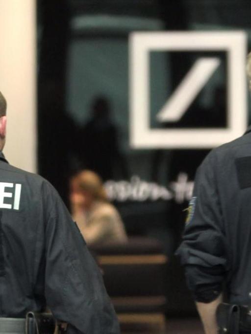 Polizisten bei der Durchsuchung der Zentrale der Deutschen Bank 2012