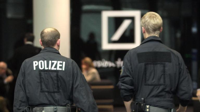 Polizisten bei der Durchsuchung der Zentrale der Deutschen Bank 2012