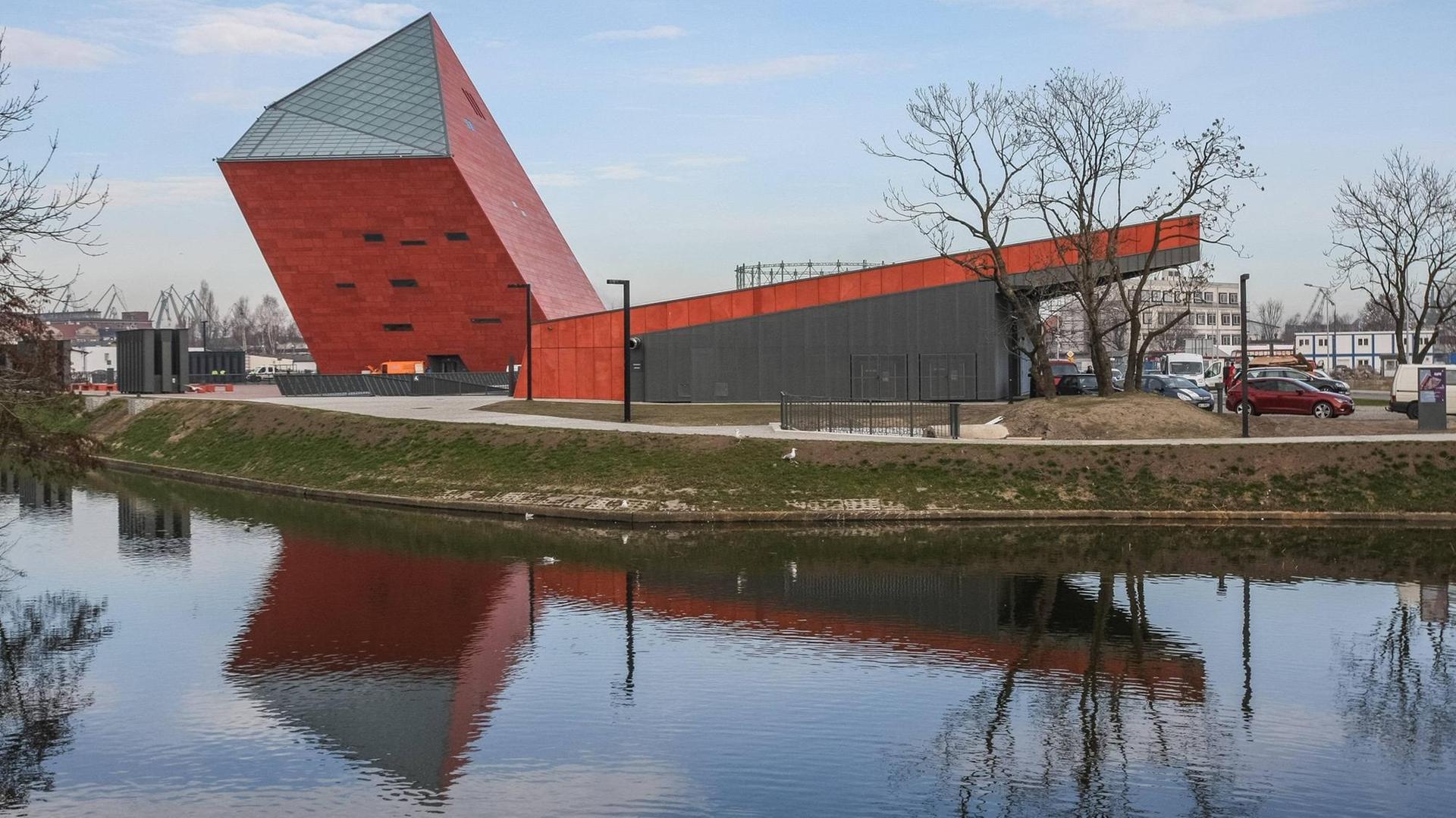 Das Museum des Zweiten Weltkriegs in Danzig gespiegelt im Wasser im März 2017