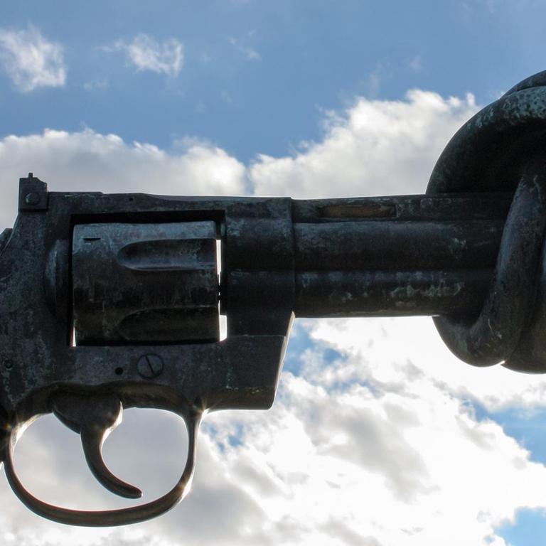 USA: Non Violence-Skulptur von Carl Fredrik Reuterswärd vor dem UNO-Hauptquartier in New York. Foto vom 28. November 2010. | Verwendung weltweit