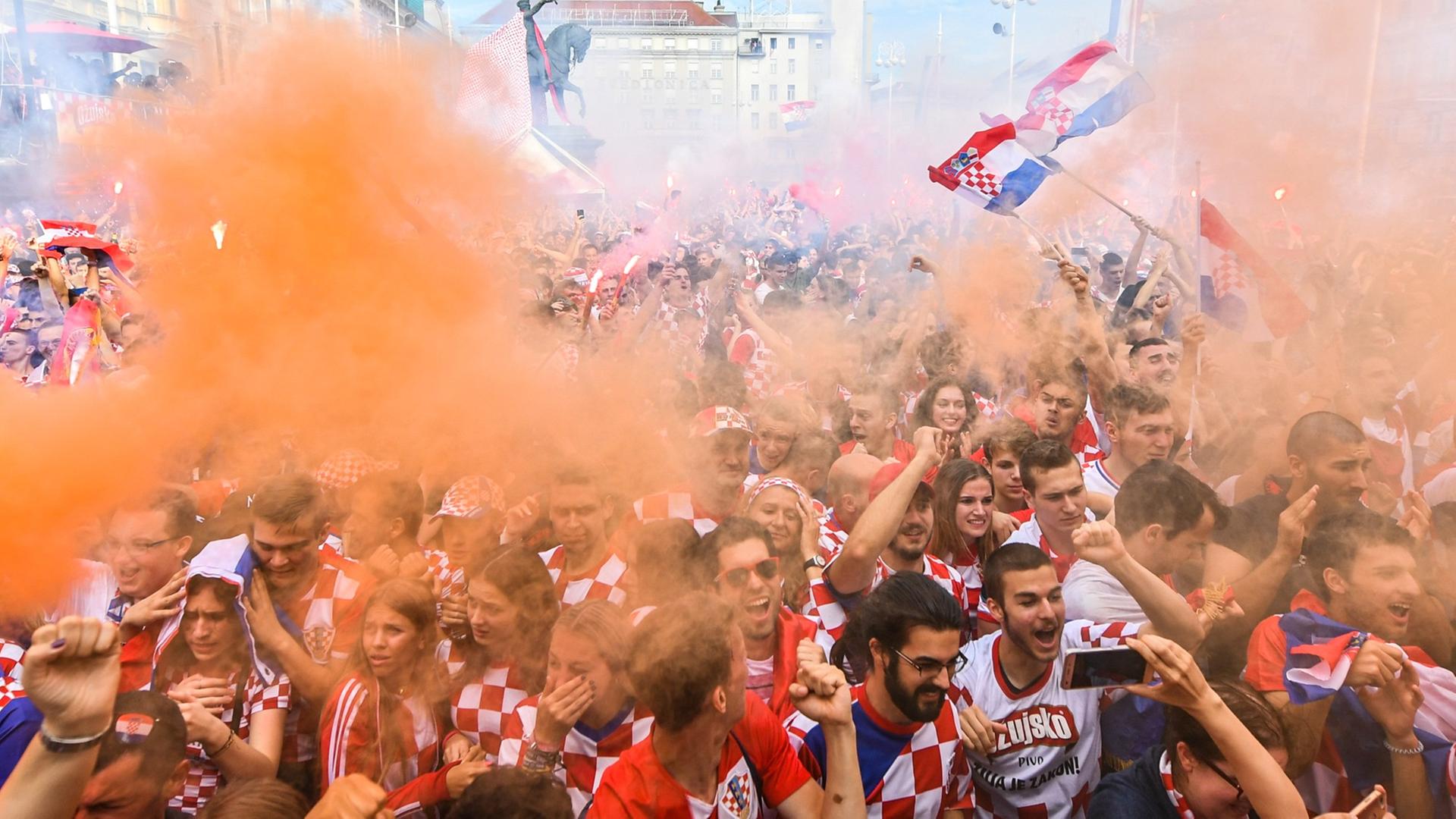 Kroatiens Fans feiern in Zagreb den zweiten Platz ihrer Mannschaft, die das WM-Finale gegen Frankreich mit 2:4 verloren hatte.
